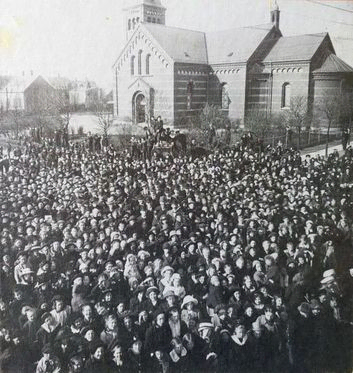 Esbjergenserne samler sig foran deres nye kirke; her efter ombygningen i 1896