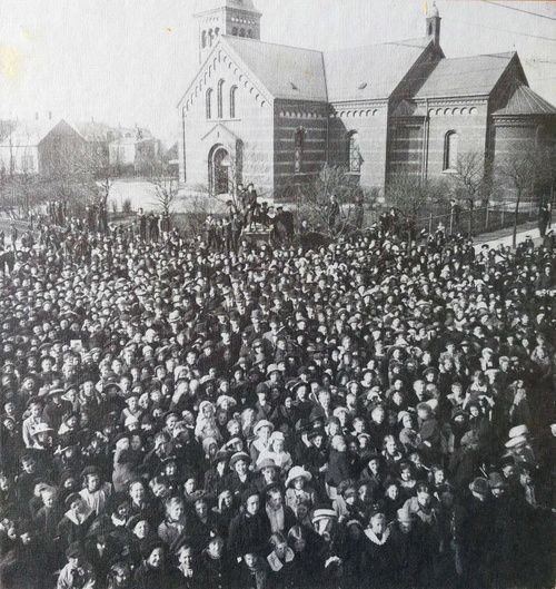 Esbjergenserne samler sig foran deres nye kirke; her efter ombygningen i 1896